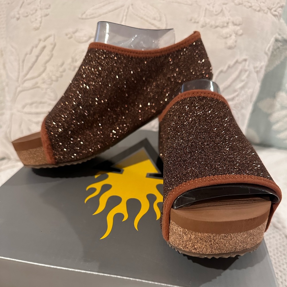 Volatile Beautiful sparkly bronze material